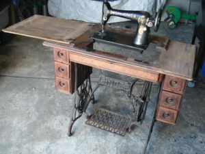Vintage Singer Treadle Sewing Machine--1922 Model--Suit Restore