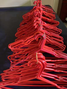 Coat hangers Red 70 PICKUP COCKBURN SOR)