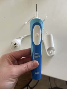 Oral-B Braun electric toothbrush - like new