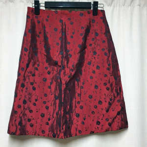 Wett red skirt with black roses