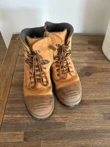 Size 11 Blundstone work boots side zip
