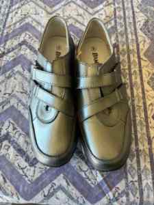 Damask Ladys Shoes (Size 8) (Good Clean Condition)