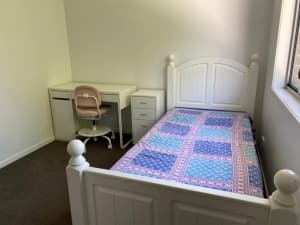 Room for rent in a 3 bedroom townhouse