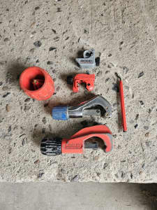Pipe cutters and de burring tools