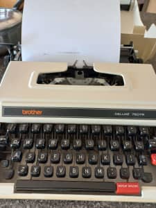 Retro Vintage Typewriter (with carry case)