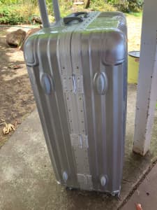 Hard shell suitcase
