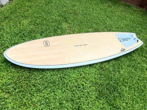 Surfboard Flying Fish Funboard 6 ft 6. Includes new cover (as new)