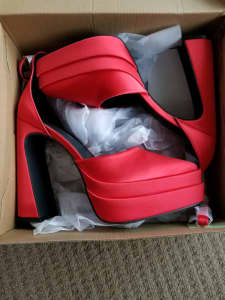BooHoo ladies high heel dress shoes size 6 - New