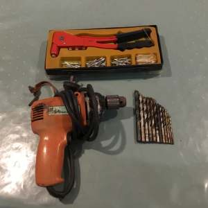 Drill Black And Decker , 12 Drill Bits And Pop Riverter