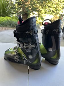 Atomic ski boots 29.5