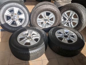5 x Toyota Landcruiser 200 Series 17 inch alloy rims nuts v good tyres