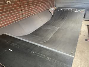 Mini skateboard ramp