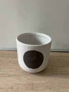 White, small speckled plant pot with black circle