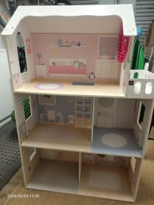 ***Large Doll House ***