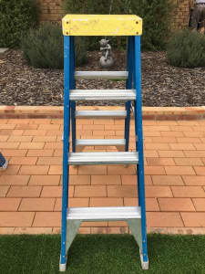 Bailey 4 foot fibreglass double sided ladder