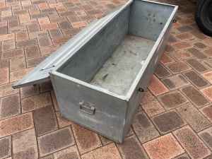 Lockable steel toolbox / trunk