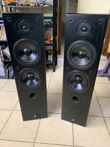 Yamaha floor standing speakers 240w great sound good condition