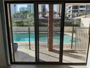 Room for rent in 2br unit Surfers, private keyed access to beach,pool