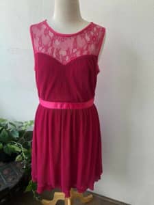 Review Pink Lace sweetheart neckline Layered Pleated Dress Size 14