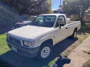 1999 TOYOTA HILUX WORKMATE 5 SP MANUAL P/UP, 3 seats RZN147R