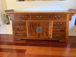 QUALITY SOLID TIMBER ANTIQUE CABINET.
