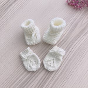 Hand Knit Baby Socks/Booties and Mittens Newborn Gift Baby Shower Gift