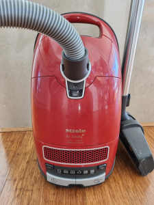 Miele Vacuum Cleaner Cat & Dog Turbo S8320 Complete with accessories