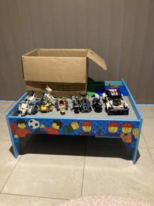 Lego table with a few kgs of Lego as a package sale
