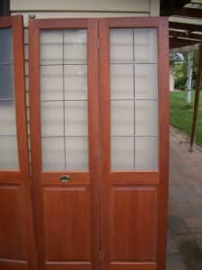 Set 8 bifold doors with lead-light glass