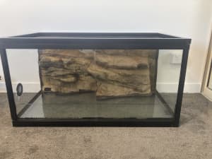 Reptile terrarium/tank with rock wall feature