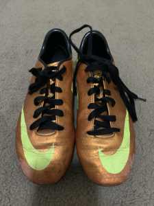 Boys Nike football boots size US4 afl soccer