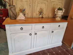 WHITE TIMBER BUFFET CABINET WITH 3 DOORS/3 DRAWERS/NATURAL TIMBER TOP