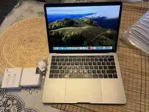 MacBook Pro 2018 touchbar 16gb ram / 256gb ssd
