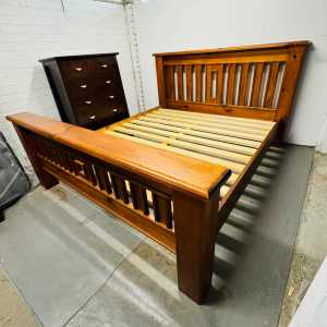 King bed frame K4336 Settler solid timber (Delivery for extra) USED