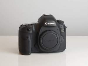 Canon EOS 5DS 50.6 MP Digital SLR Camera Near New Condition!
