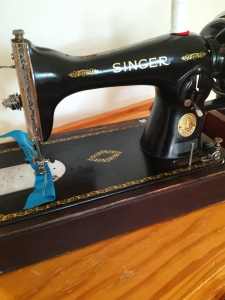 Beautiful C1939 Vintage SINGER HAND CRANK SEWING MACHINE with hood
