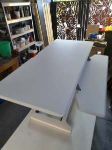 White riser desk in very good condition