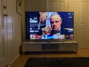 75 inch 4K UHD Smart TV & Soundbar & white entertainment unit qzzq