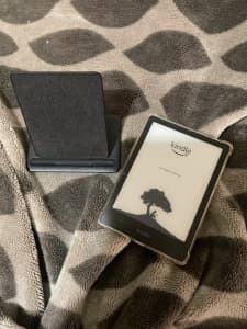 Kindle paperwhite signature edition with wireless charger