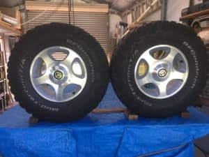 2005 LANDCRUISER 100 ser IFS 5 STUD 16 X 8 TOYOTA MAG WHEELS AND TYRES