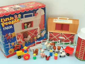 VINTAGE FISHER & PRICE BARN, SILO & LITTLE PEOPLE TOYS IN ORIGINAL BOX