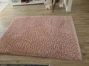 Dusky pink shaggy rug