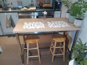Kitchen bar table and 2 stools