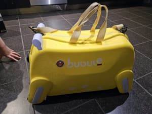 Ride on suitcase on wheels for kids in great condition 