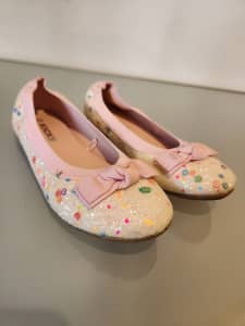 Girls pink bow sparkly ballet flats size 33.