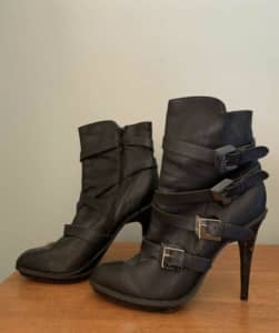 Ladies boots 👢👢 Size 10 😍😍