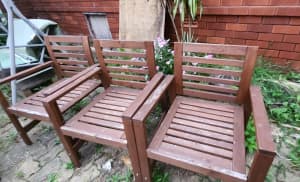 Outdoor Set, Table 4 chairs. FREE