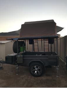 Camper trailer toy hauler