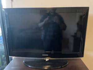 Samsung TV 32” with Chromecast