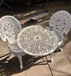 Cast aluminium outdoor setting table and 2 chairs
